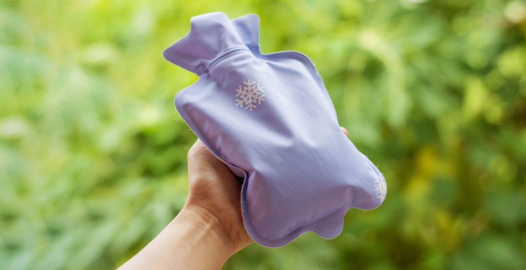 Imagem de uma bolsa de gelo que pode ser gentilmente aplicada para aliviar hematomas na pele. Este tratamento eficaz proporciona alívio e redução do inchaço, promovendo a recuperação rápida de contusões e lesões cutâneas.